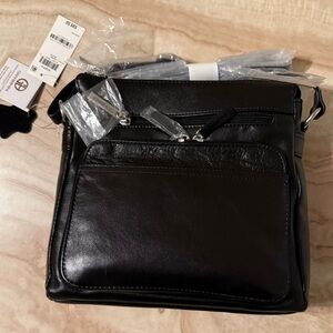 NWT GIANI BERNINI WOMENS BLACK HANDBAG 🖤
TOP ZIPPER/CROSSBODY
NICE GIFT! 😍
